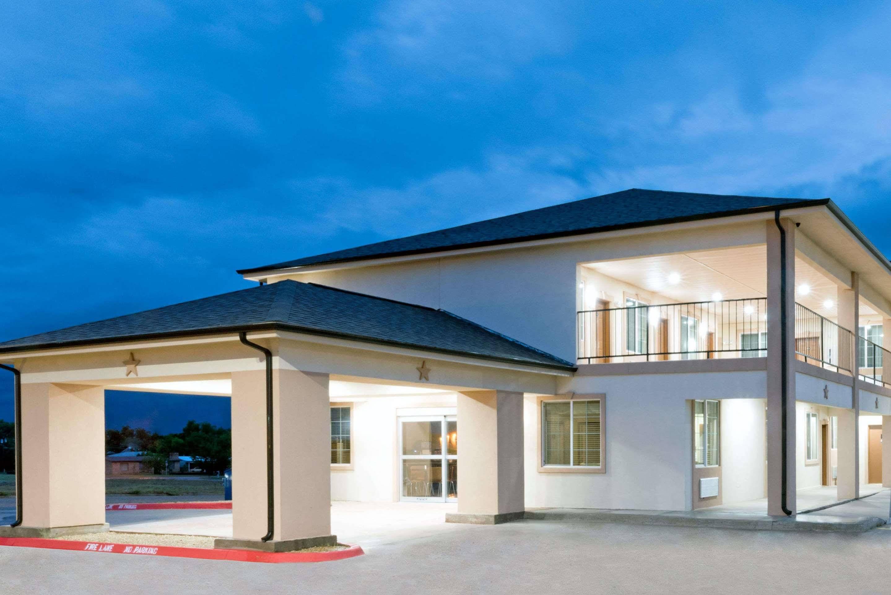 Super 8 By Wyndham Colorado City Eksteriør billede
